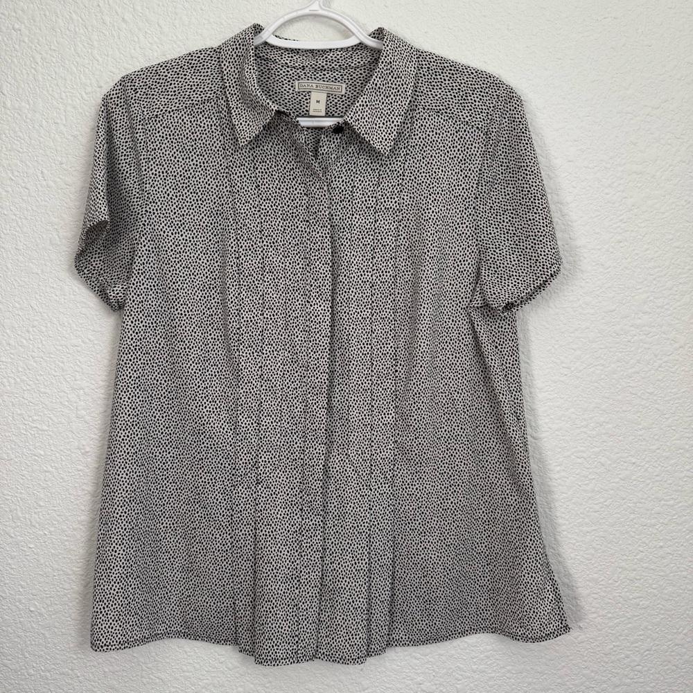 Dana Buchman black white dotted print short sleeve button down blouse pleated M
